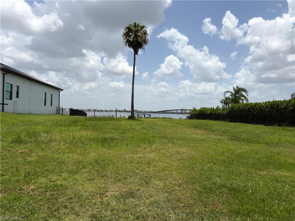 CAPE CORAL - Land