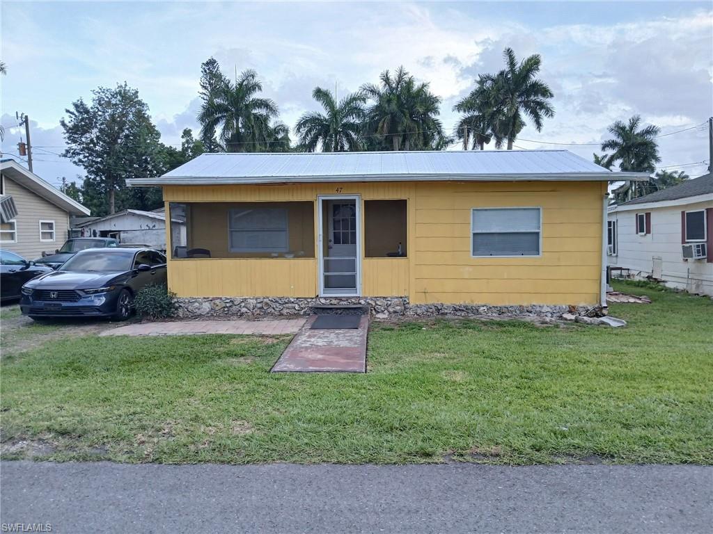 Cute 2 bedroom 1 bathroom house near downtown Ft Myers. Schedule your viewing today