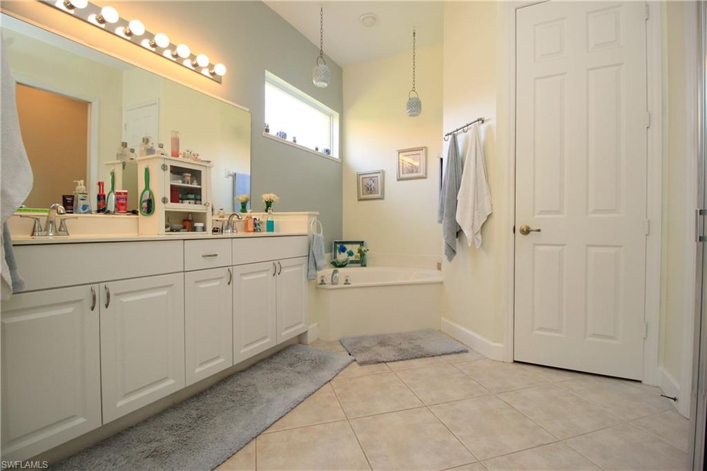 CARLTON LAKES - Residential