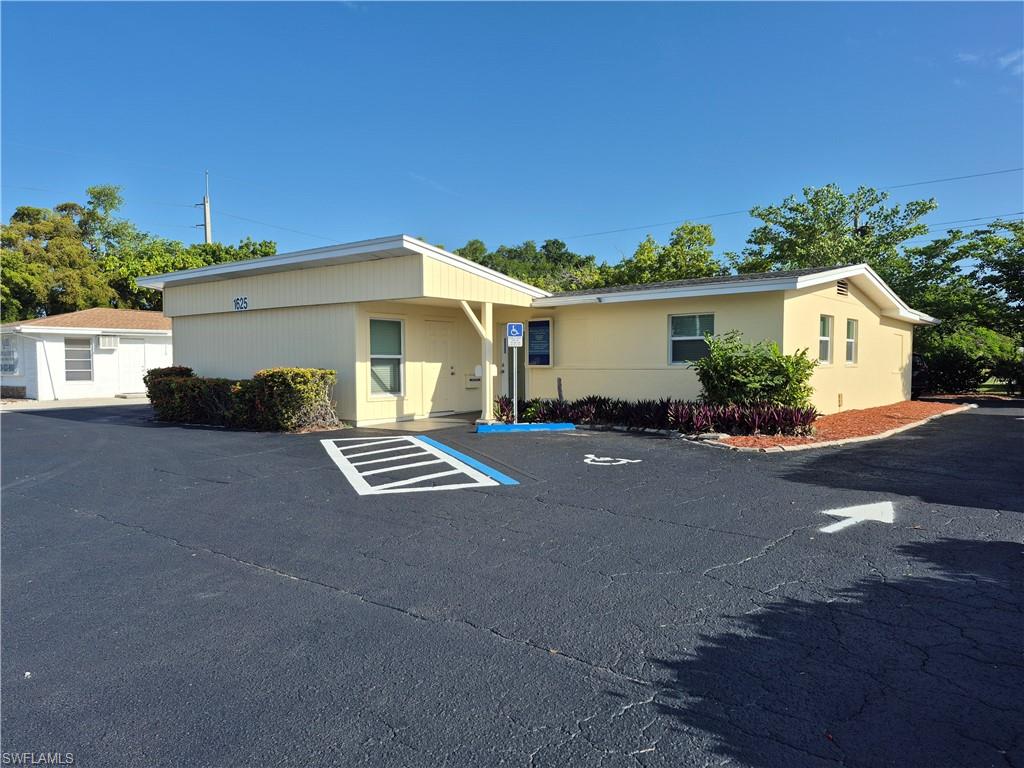 Excellent Location with Easy Access to Central Fort Myers and Cape Coral 
59,400 Cars Per Day 2025 (TCDS) Lee County 
9 Parking Spaces, Plus 4 Shared 
Electronic Pylon Signage