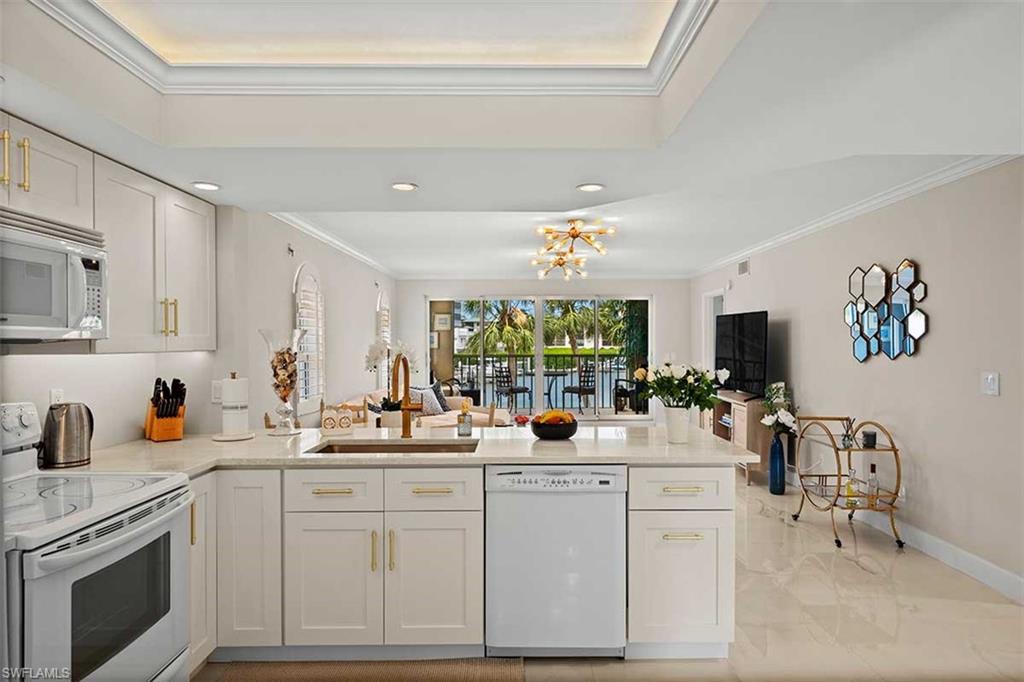 CHATEAU VANDERBILT - Residential Lease