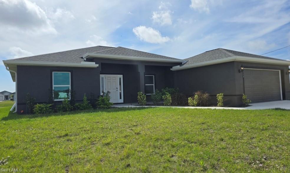 Nueva y hermosa casa FRENTE AL AGUA, de 4 habitaciones y 3 baños construida en bloques de hormigón, con agua y alcantarillado de la ciudad, y en la codiciada zona noreste de Cape Coral. El vendedor está dispuesto a contribuir a los gastos de cierre del comprador. Vea el recorrido virtual. ¡NO SE ENCUENTRA EN ZONA INUNDABLE! Este popular modelo Verona incluye VENTANAS Y PUERTAS RESISTENTES A HURACANES (no se necesitan contraventanas), una amplia y luminosa sala de estar de concepto abierto con pisos de baldosas, techos altos y puertas corredizas de 3 paneles que permiten la entrada de abundante luz natural y ofrecen vistas al agua. La luminosa cocina de chef cuenta con una enorme isla, gabinetes modernos con cierre suave, encimeras de cuarzo y un acogedor rincón para desayunar. La espaciosa habitación principal tiene un luminoso baño privado con encimeras de cuarzo, lavabos dobles, una ducha de azulejos, y vestidor walk-in. Una segunda habitación principal opcional cuenta con un baño moderno y luminoso y acceso directo a la espaciosa terraza. Dos dormitorios adicionales y un tercer baño ofrecen mucho espacio para niños, invitados, una sala de estar, un espacio flexible o una oficina en casa. En un vecindario IDEAL PARA FAMILIAS, con fácil acceso a áreas para ir de compras, comer, divertirse y a poca distancia en auto de las famosas playas de arena blanca de Florida. ¡Programe su visita hoy mismo! ~~~~~~~ Brand new, beautiful WATERFRONT 4 bedroom/3 bath concrete block home in desirable NE Cape Coral on CITY WATER AND SEWER. NO FLOOD ZONE! This popular Verona model features HURRICANE-RATED windows and doors (no shutters needed), a large and bright open-concept living space with tile floors throughout, soaring cathedral ceiling and 3-panel sliding doors for natural light and views to the water. The bright chef's kitchen features a huge island, modern cabinetry, Quartz countertops, stainless steel appliances, and relaxing breakfast nook. The large owner's bedroom has a bright ensuite bath with Quartz counter tops, dual sinks, a tiled step-in shower, and walk-in closet. An optional SECOND OWNER'S SUITE has a bright, modern bathroom and direct access to the spacious lanai. Two more bedrooms and a third bathroom provide lots of room for kids, guests, a den, a flex space or a home office. In a family-friendly neighborhood with convenient access to areas for shopping, dining, entertainment, and Florida's famous white-sand beaches. Schedule your showing today!