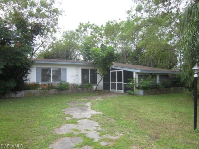 2 bedroom 1 bathroom home. The home features an open kitchen, family room, and a side screened porch. The home's location is near local amenities, schools, shopping and major State Roads.