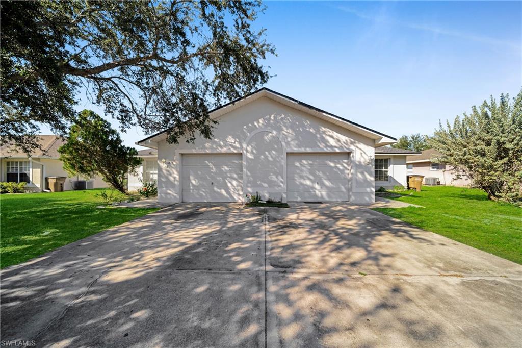 3 bedrooms, 2 Baths, single car garage, screened lanai. CENTRALLY neighborhood. Easy access to Fort Myers, and I-75 .