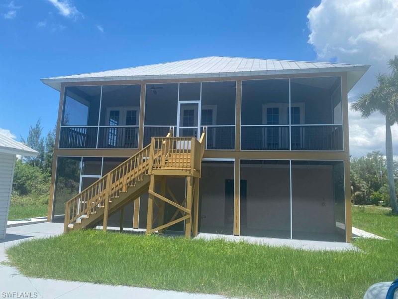 Beautifully renovated 3/2 Two Story Building. Brand new kitchen, bathrooms, and tile flooring. Detached garage available on premises. Detached air conditioned building also available on premise. Home is a two story building that each floor can be rented separately or together, if desired. 
Upstairs 3/2: $1,800 
Downstairs 3/2: $1,800
Both floors 6/4: $3,500
Detached office: separate add-on
Garage space: separate add-on