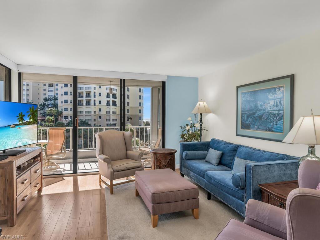 ROYAL SEAFARER - Residential