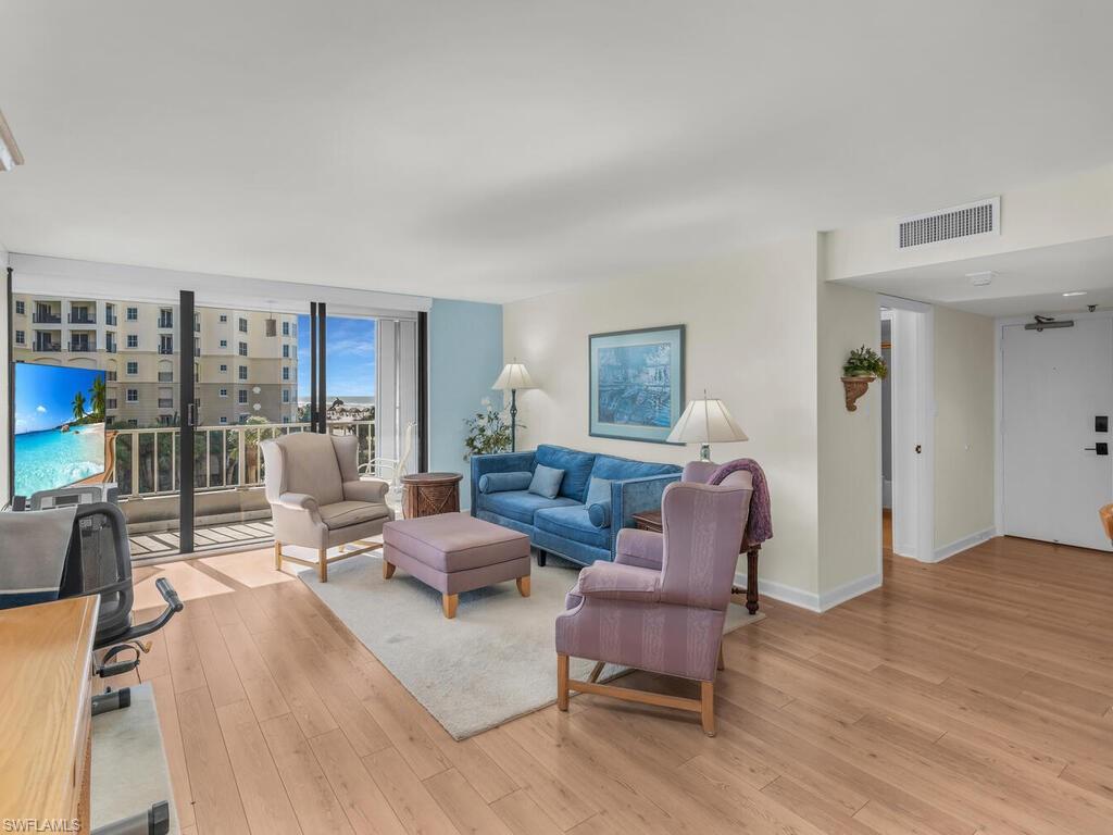 ROYAL SEAFARER - Residential