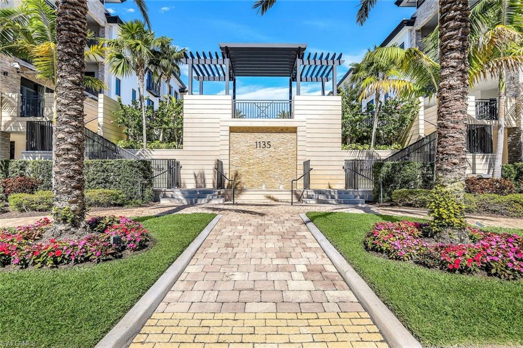 NAPLES SQUARE - Residential