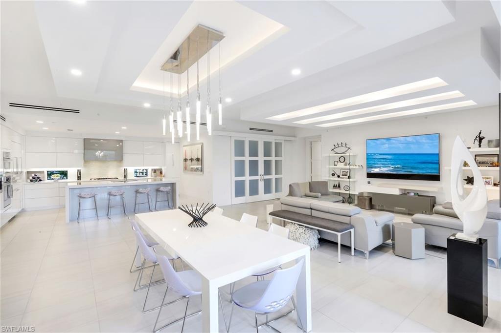 NAPLES SQUARE - Residential