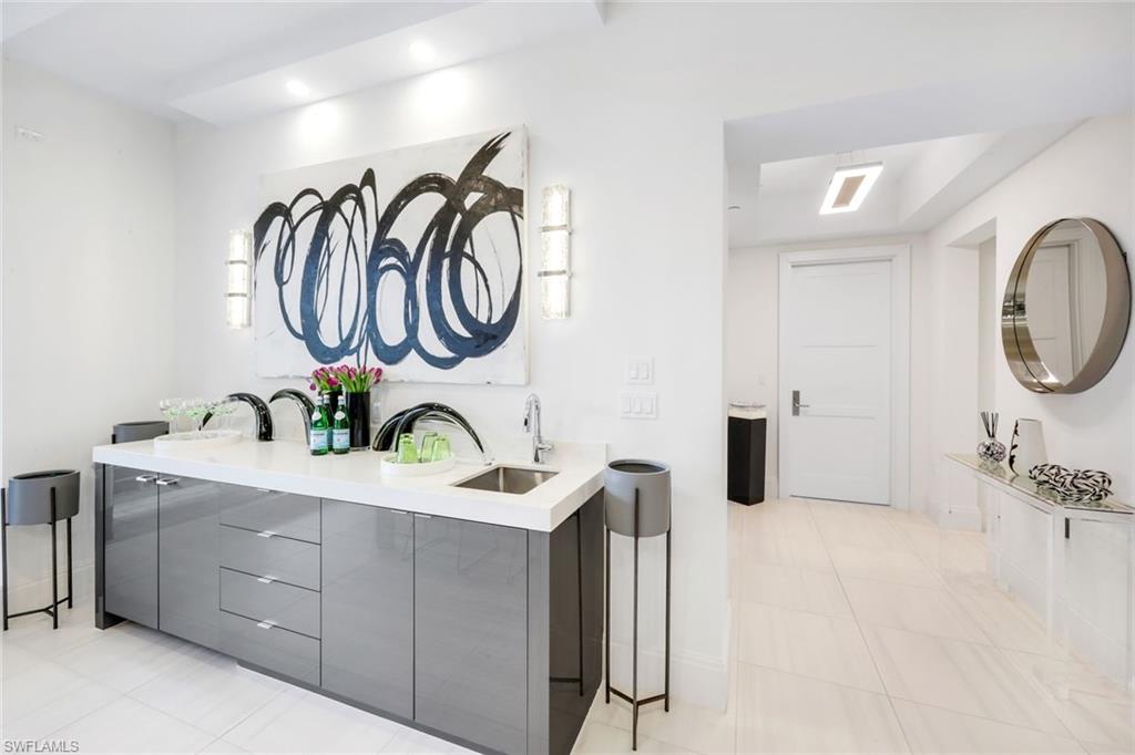 NAPLES SQUARE - Residential