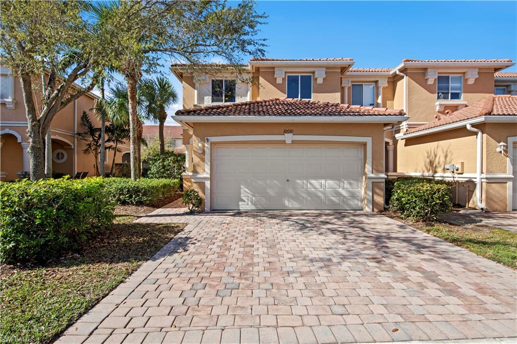 Welcome to the Colonnade at the Forum. This home features over 1900 sqft, one of the only 4 bedroom END units in the neighborhood with a full size 2 car garage. All carpet is brand new, freshly painted, and stainless steal appliances. Move in ready!  
    AC is just a couple of years old.   Low HOA fees with AMAZING amenities within walking distance. Master bedroom has his and her closets, large shower, dual sinks and soaking tub in bathroom. Located within only minutes to the best shopping and dining in Fort Myers. This home won't last long!