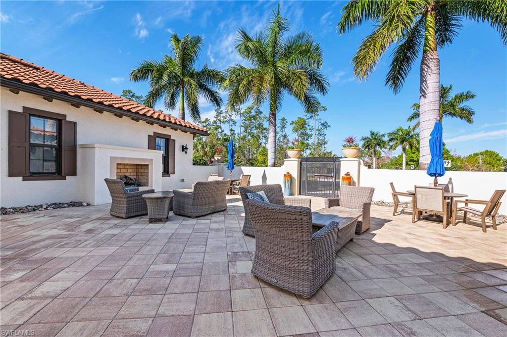 COACH HOMES AT LIVINGSTON LAKES - Residential