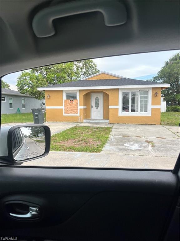 3 Bedrooms Two bath in the Desiable  downtown Fort myers 
needs tender love and care
SELLER WILL ENTERTAIN ALL OFFERS