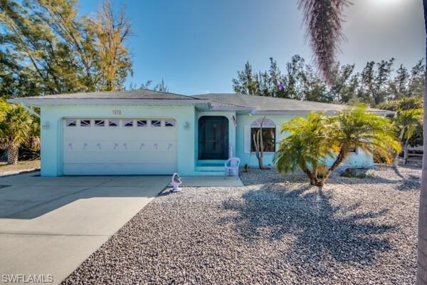 Great Home and location clean as a whistle and move in ready with a beautiful waterfront view.
newly remodeled bath rooms, walking distance to shopping, boat ramp, 5 waterfront restaurants.
Please try to give as much notice as possible owner occupied. call your agent for showing.
