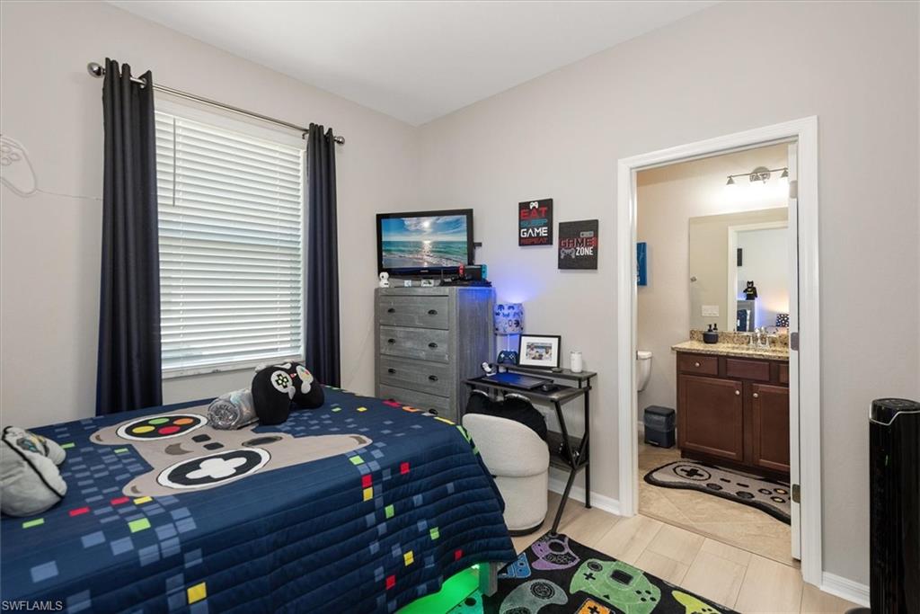 HAMPTON LAKES - Residential