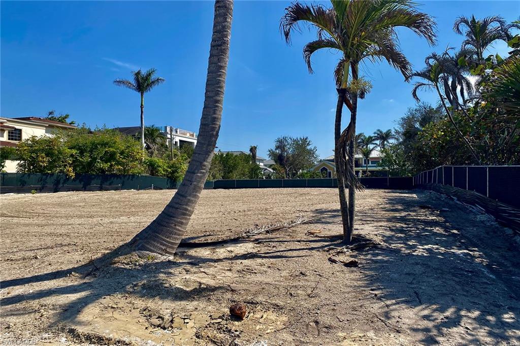 OLDE NAPLES - Land