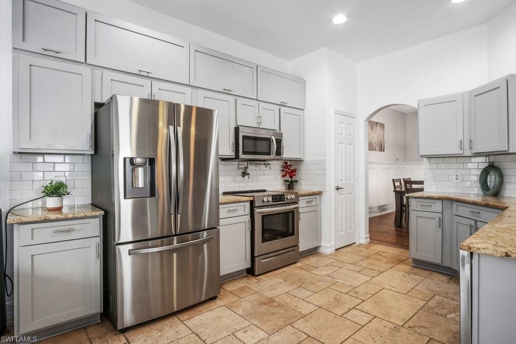 VALENCIA LAKES - Residential