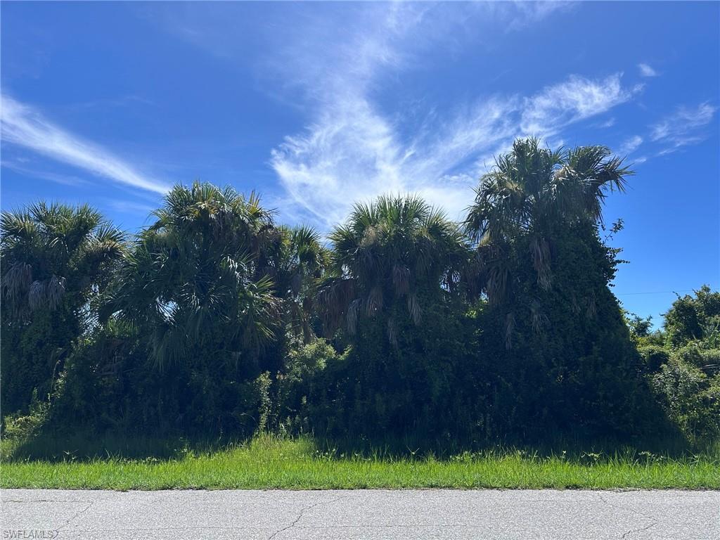 Build your Florida dream home on this ideally located vacant lot in beautiful Englewood! Just minutes from the pristine Gulf beaches, this property offers the perfect blend of coastal living and everyday convenience. Enjoy easy access to the beach, fishing, golfing, dining, shopping, and local parks while still tucked away in a peaceful neighborhood setting.
Whether you're looking to build a seasonal getaway, investment property, or your forever home, this lot provides endless potential in one of Southwest Florida’s most desirable coastal communities. With beaches approximately 10 minutes away, you can spend your days soaking up the sun, collecting seashells and shark teeth, or watching breathtaking Gulf sunsets.
Don’t miss this opportunity to own a slice of paradise near everything Englewood has to offer!