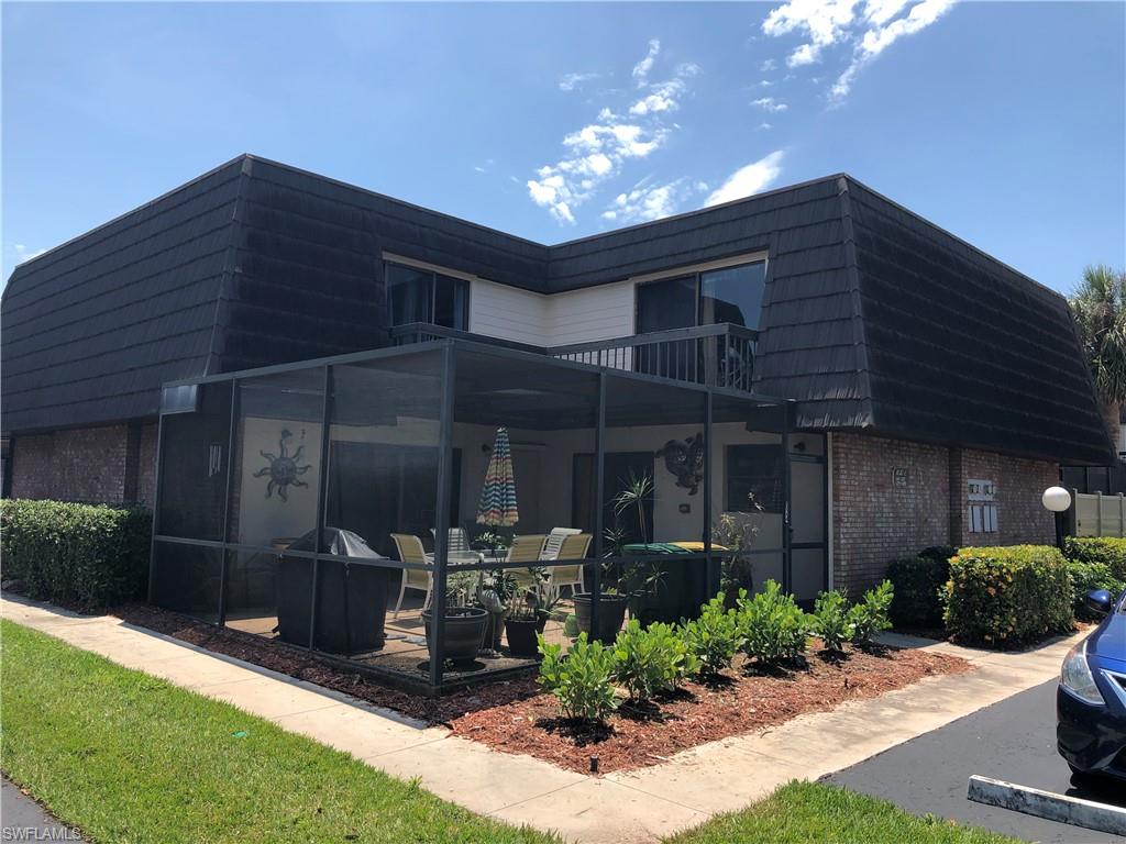 Adorable townhouse in a quiet community. . Huge lanai, walking distance from community pool. 15 min from Naples beach, Downtown. New AC . All age community.