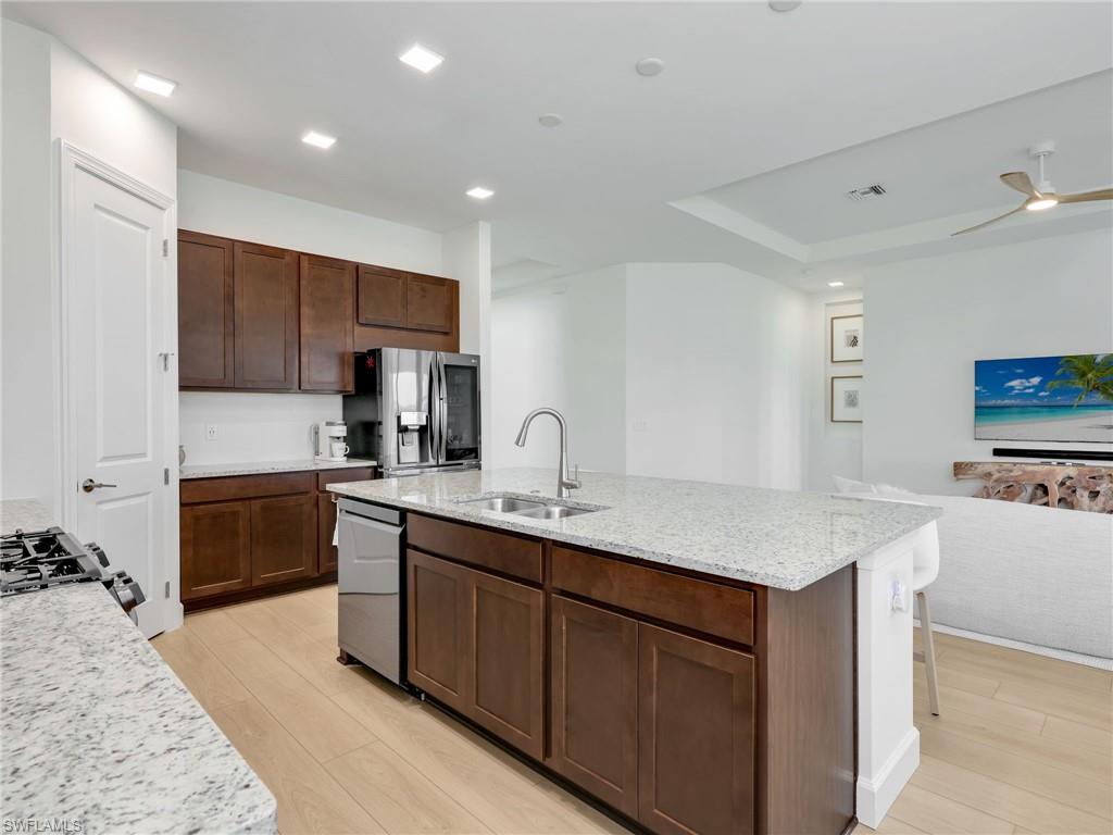 ESPLANADE LAKE CLUB - Residential