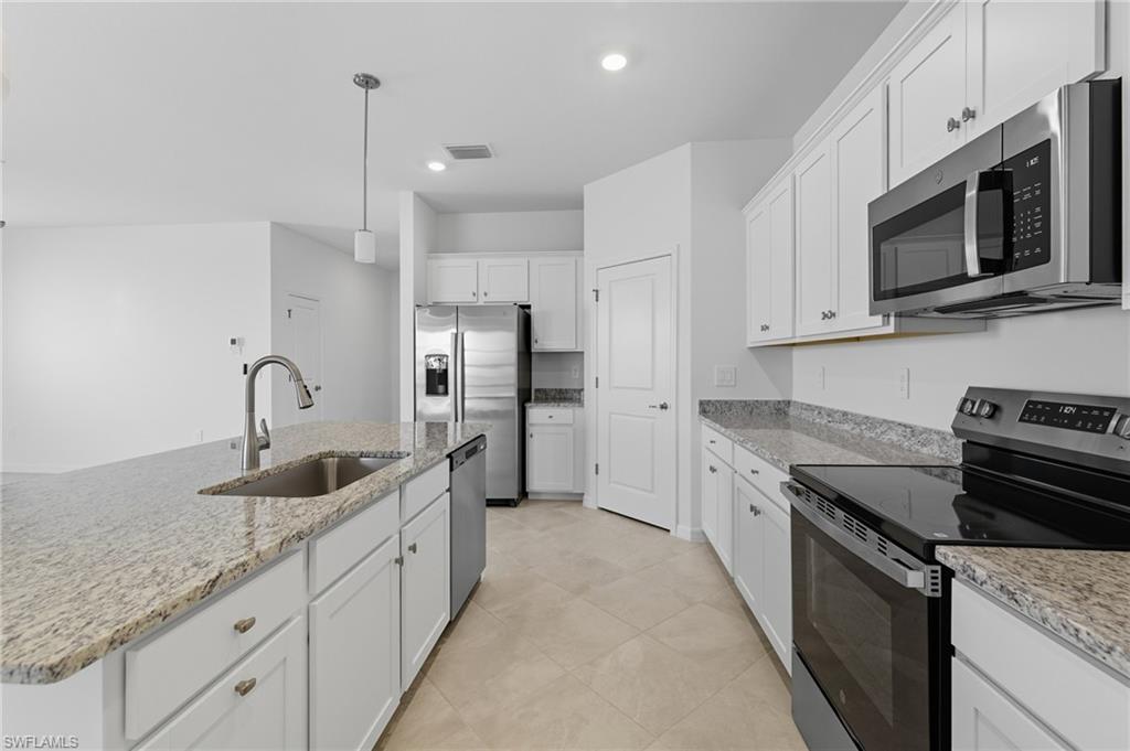 HAMPTON LAKES - Residential Lease