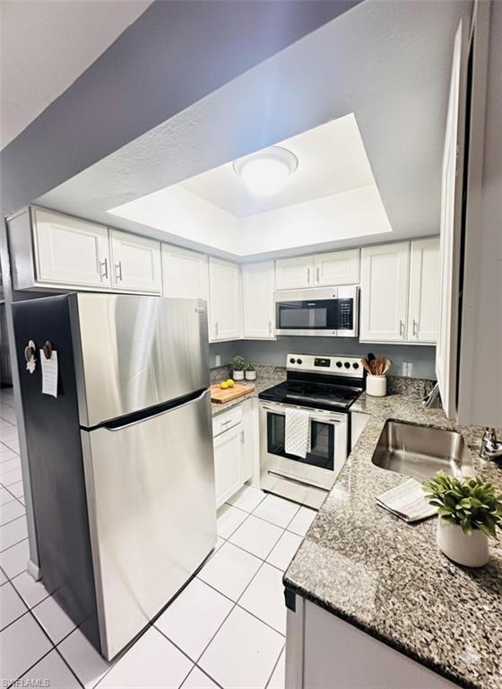 Fully renovated apartment ready for immediate move-in! Features a brand-new A/C system for maximum efficiency. Unbeatable, central location: right off Golden Gate Pkwy and minutes from I-75, close to Downtown Naples, beaches, shopping, and dining.
Requirements: First month's rent and security deposit.

¡Apartamento completamente renovado y listo para mudarse! Cuenta con un sistema de A/C nuevo para máxima eficiencia. Ubicación inmejorable y céntrica: con acceso rápido a Golden Gate Pkwy y a minutos de la I-75, muy cerca del centro de Naples, playas, tiendas y restaurantes.
Requisitos: Primer mes de renta y depósito de seguridad.