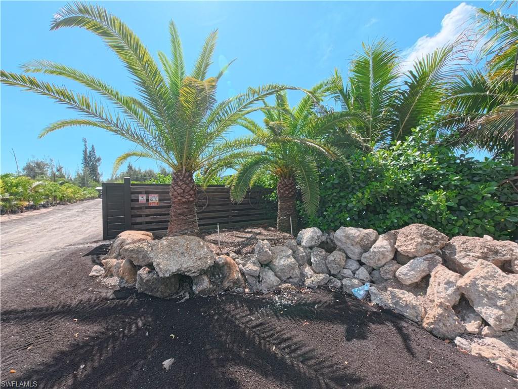PINE ISLAND - Land