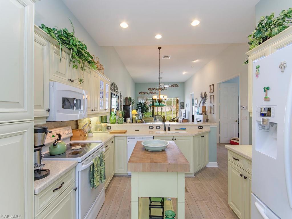 CARLTON LAKES - Residential