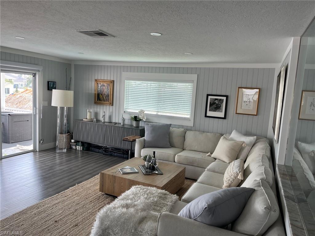 IMPERIAL SHORES - Residential