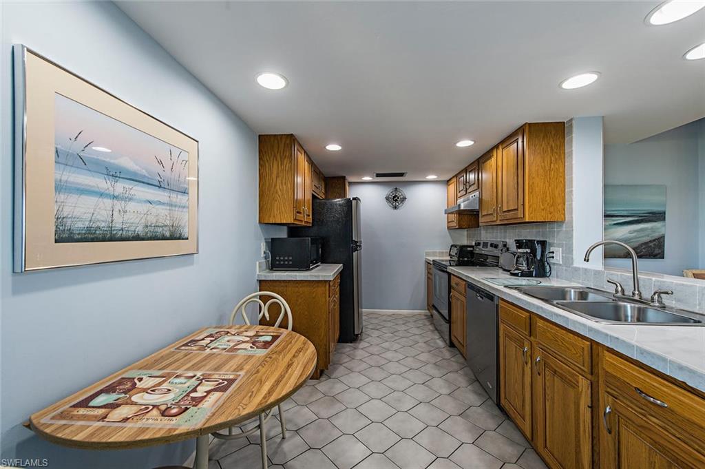 VANDERBILT SURF COLONY - Residential Lease