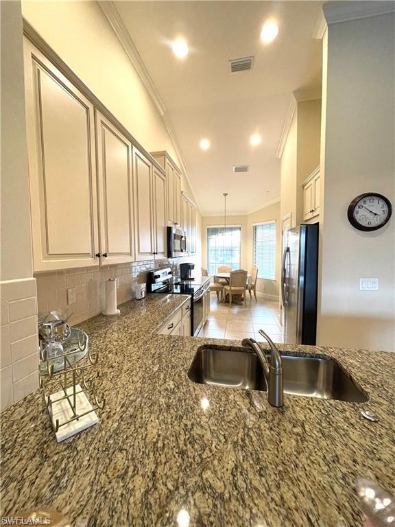 ESPLANADE - Residential Lease