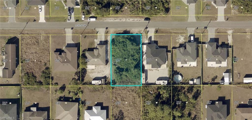 Prime location for this lot on 10th St.  Close to everything; shopping, schools and 30 minutes to the airport.
Build your dream home and be close to whatever you need!