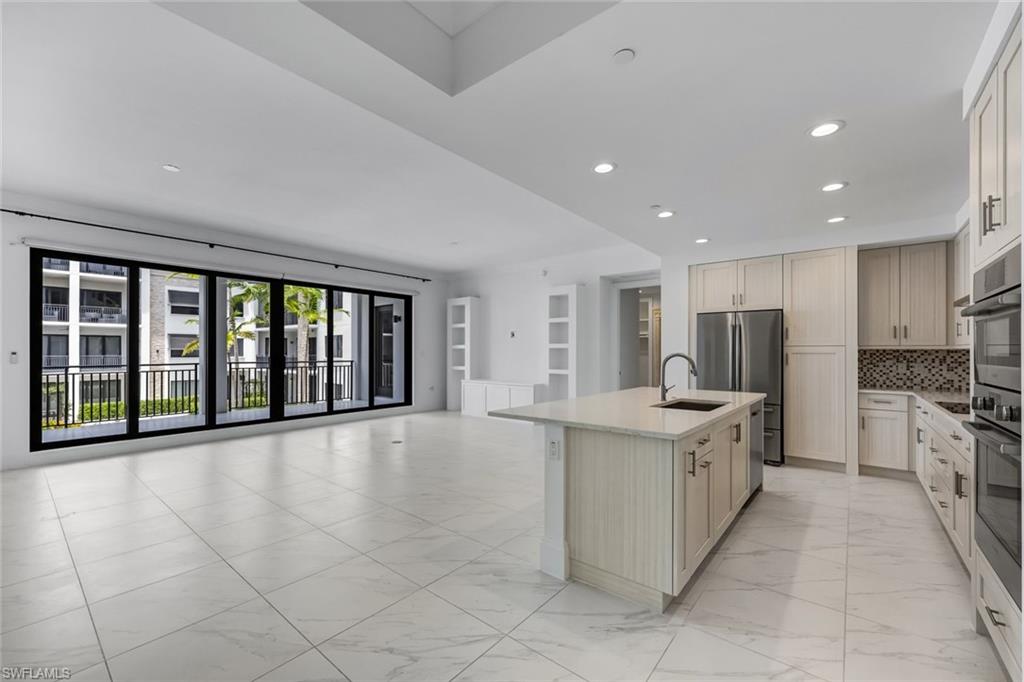 NAPLES SQUARE - Residential