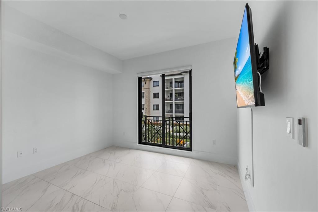 NAPLES SQUARE - Residential