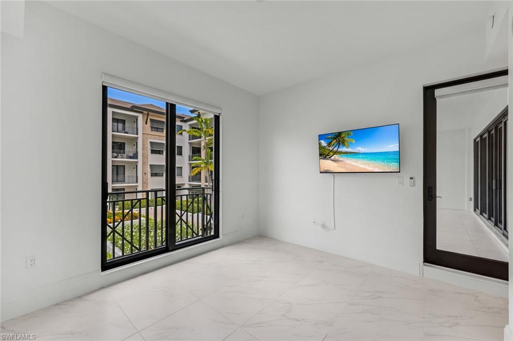 NAPLES SQUARE - Residential