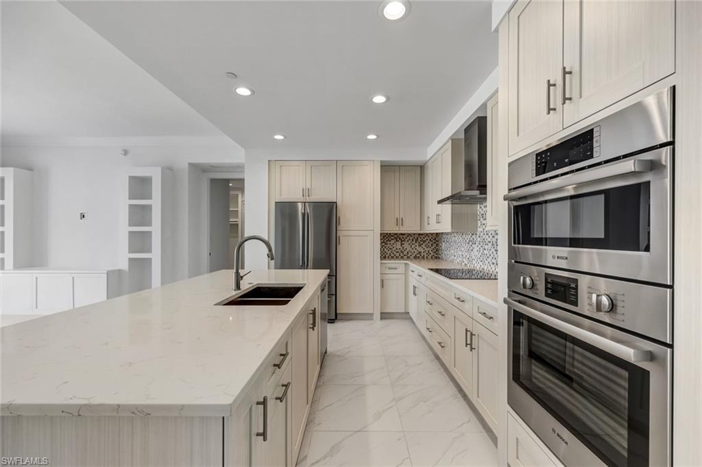 NAPLES SQUARE - Residential