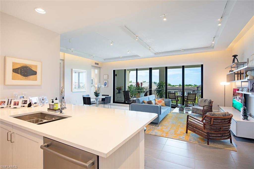NAPLES SQUARE - Residential