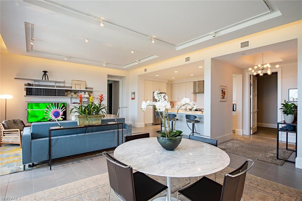 NAPLES SQUARE - Residential