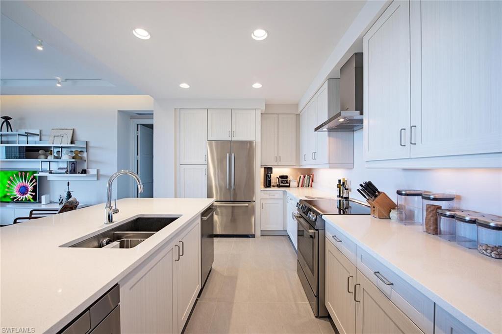 NAPLES SQUARE - Residential