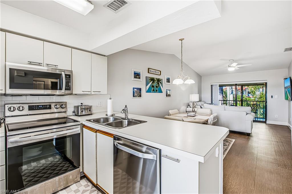 COURT OF PALMS - Residential