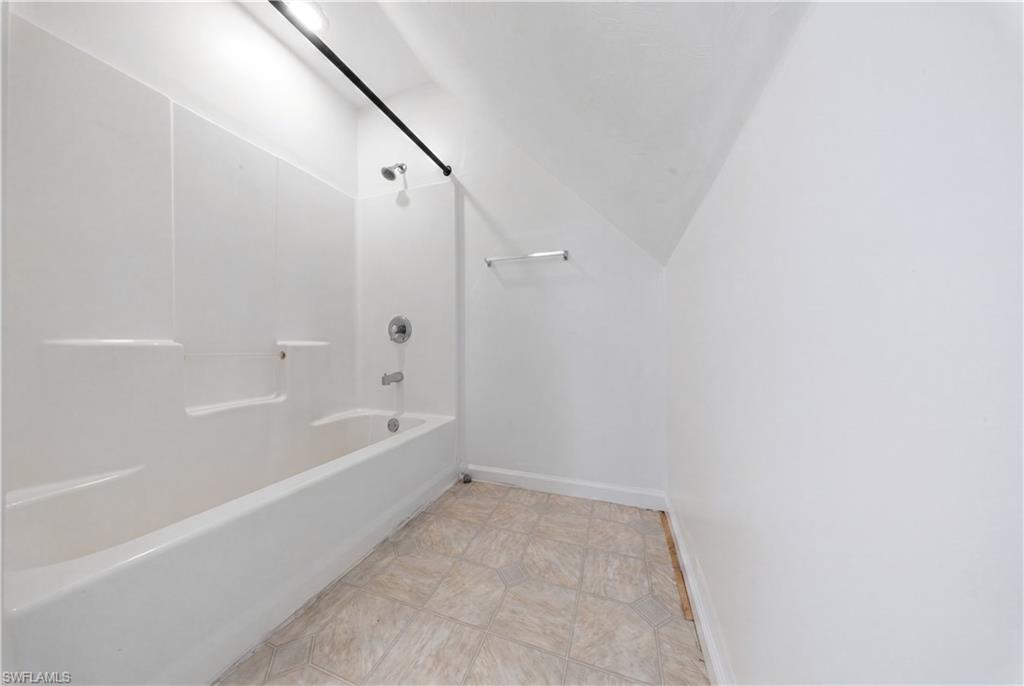 LEAWOOD LAKES - Residential Lease