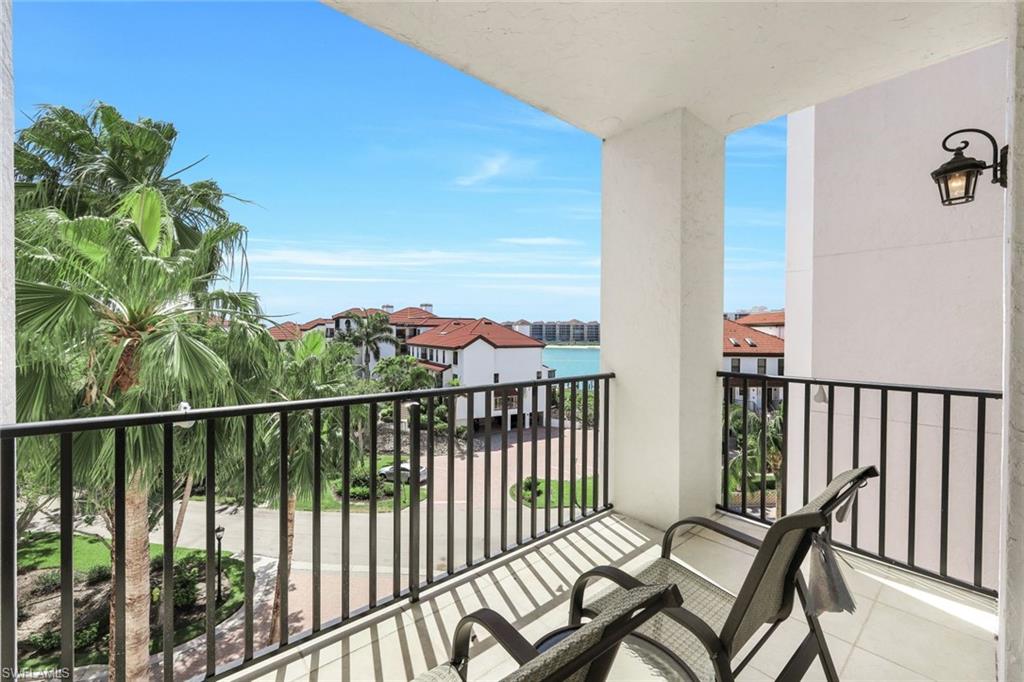 TWIN DOLPHINS - Residential