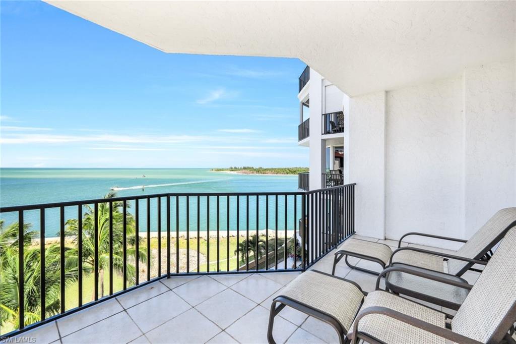 TWIN DOLPHINS - Residential