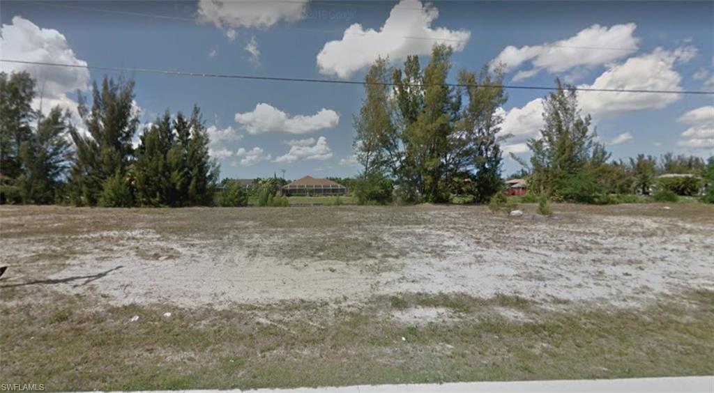 Central SW Cape Coral, Prime location on a fresh water canal. Many upscale homes in this area. Close to access roads to all areas of Cape Coral, Fort Myers and Punta Gorda as well as close to shopping and local restaurants. Don't miss out on your opportunity to buy in this well-developed community. Fish from your backyard, enjoy your kayaking routine or simply enjoy your morning coffee while contemplating the beautiful views. Take advantage of this prime location and build your dream home in the beautiful SW Cape.