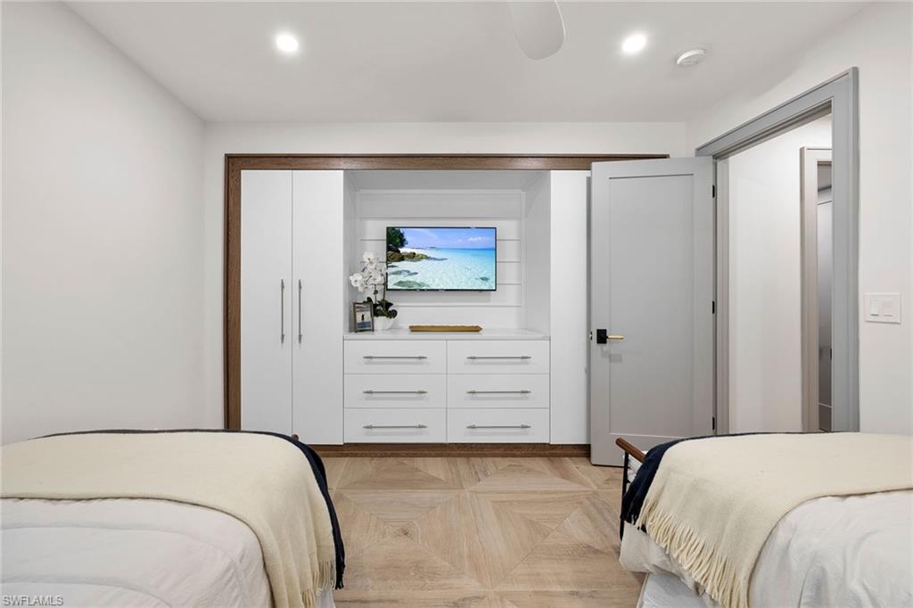 OLDE WESTLAKE VILLAS - Residential Lease