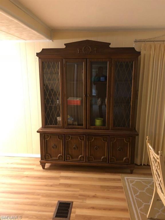 HOLIDAY MANOR - Residential
