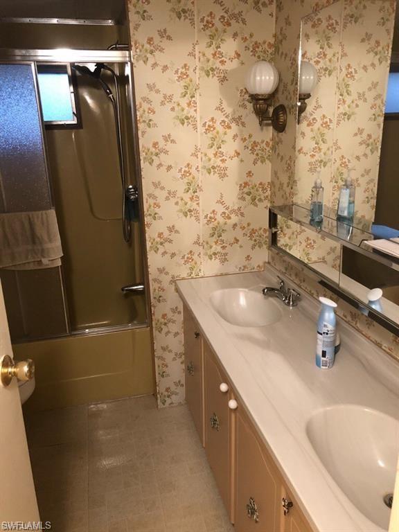 HOLIDAY MANOR - Residential