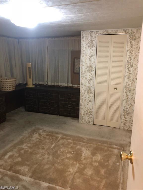 HOLIDAY MANOR - Residential