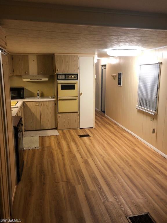 HOLIDAY MANOR - Residential