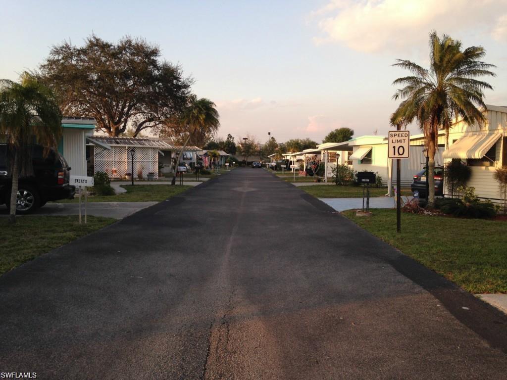 HOLIDAY MANOR - Residential